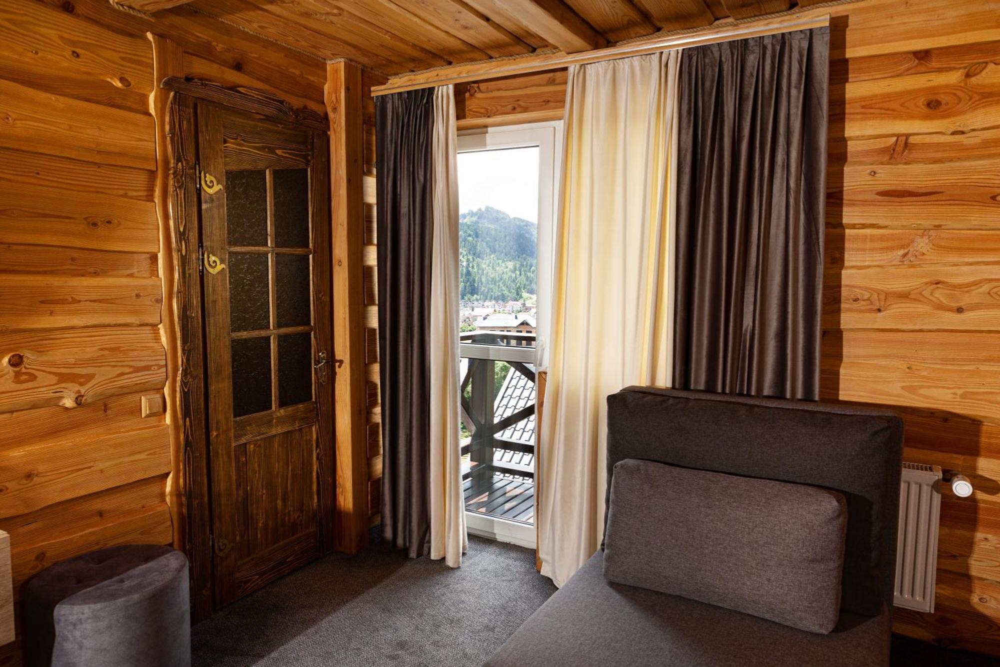 Svoi Hotel Palyanytsya Bagian luar foto