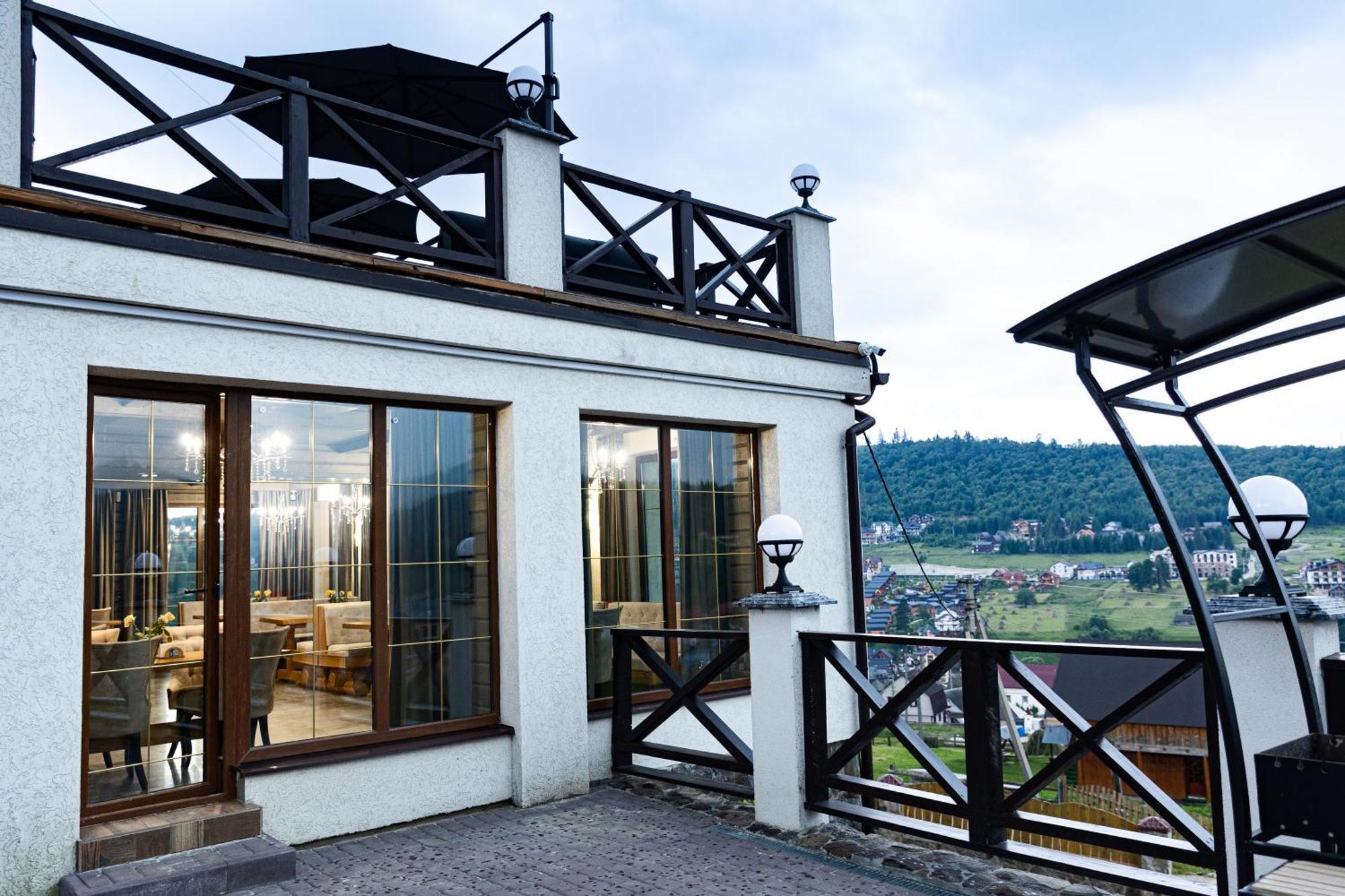 Svoi Hotel Palyanytsya Bagian luar foto