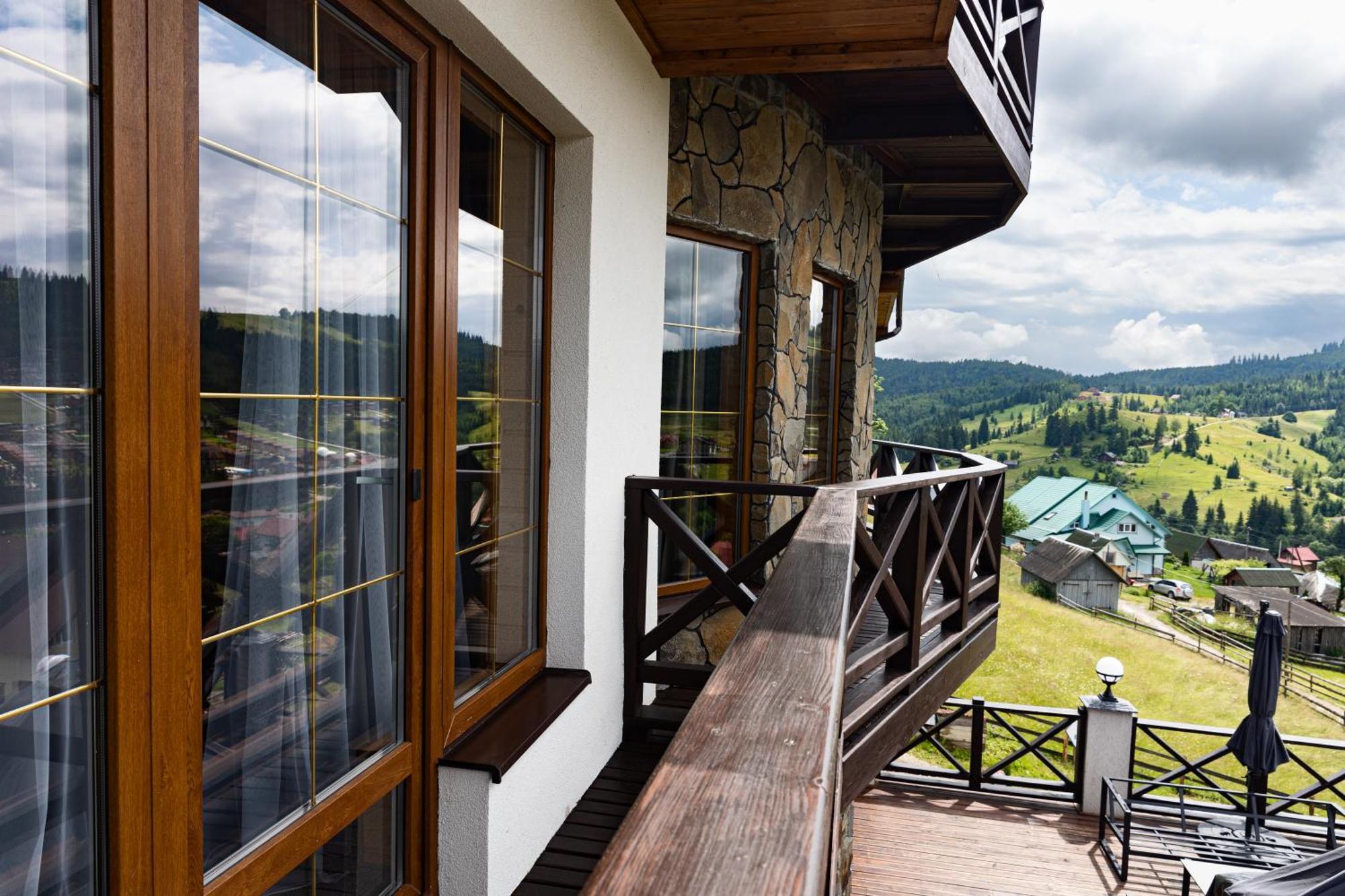 Svoi Hotel Palyanytsya Bagian luar foto