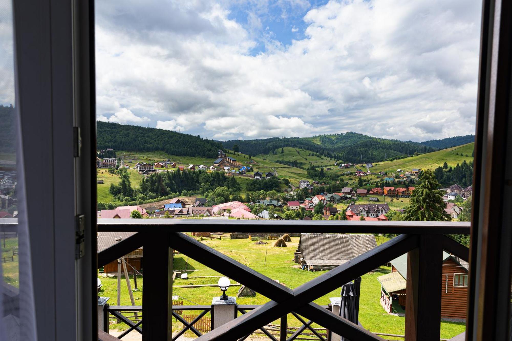 Svoi Hotel Palyanytsya Bagian luar foto
