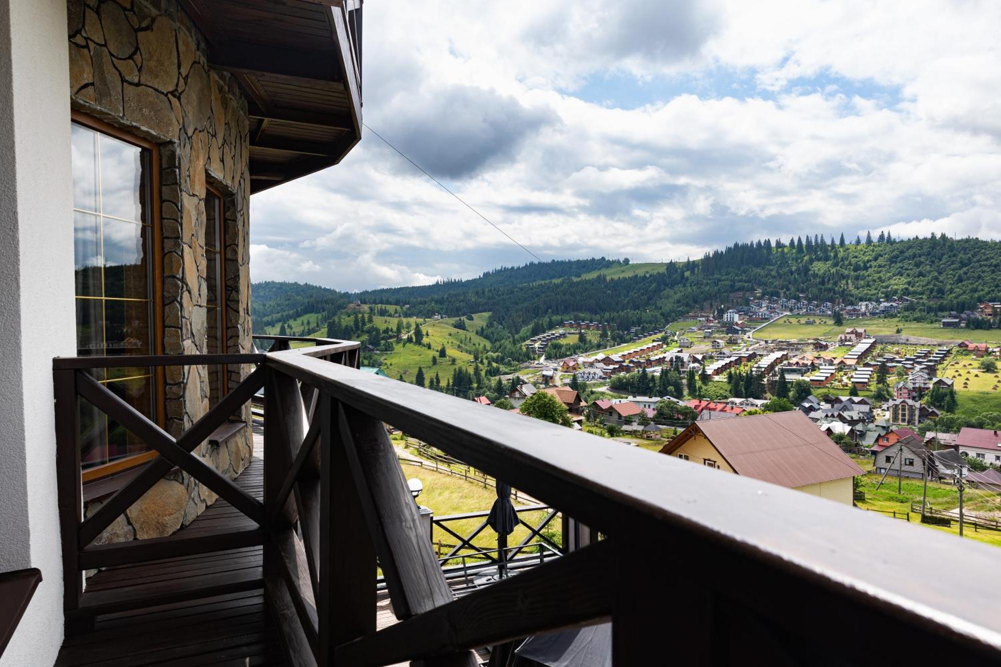 Svoi Hotel Palyanytsya Bagian luar foto