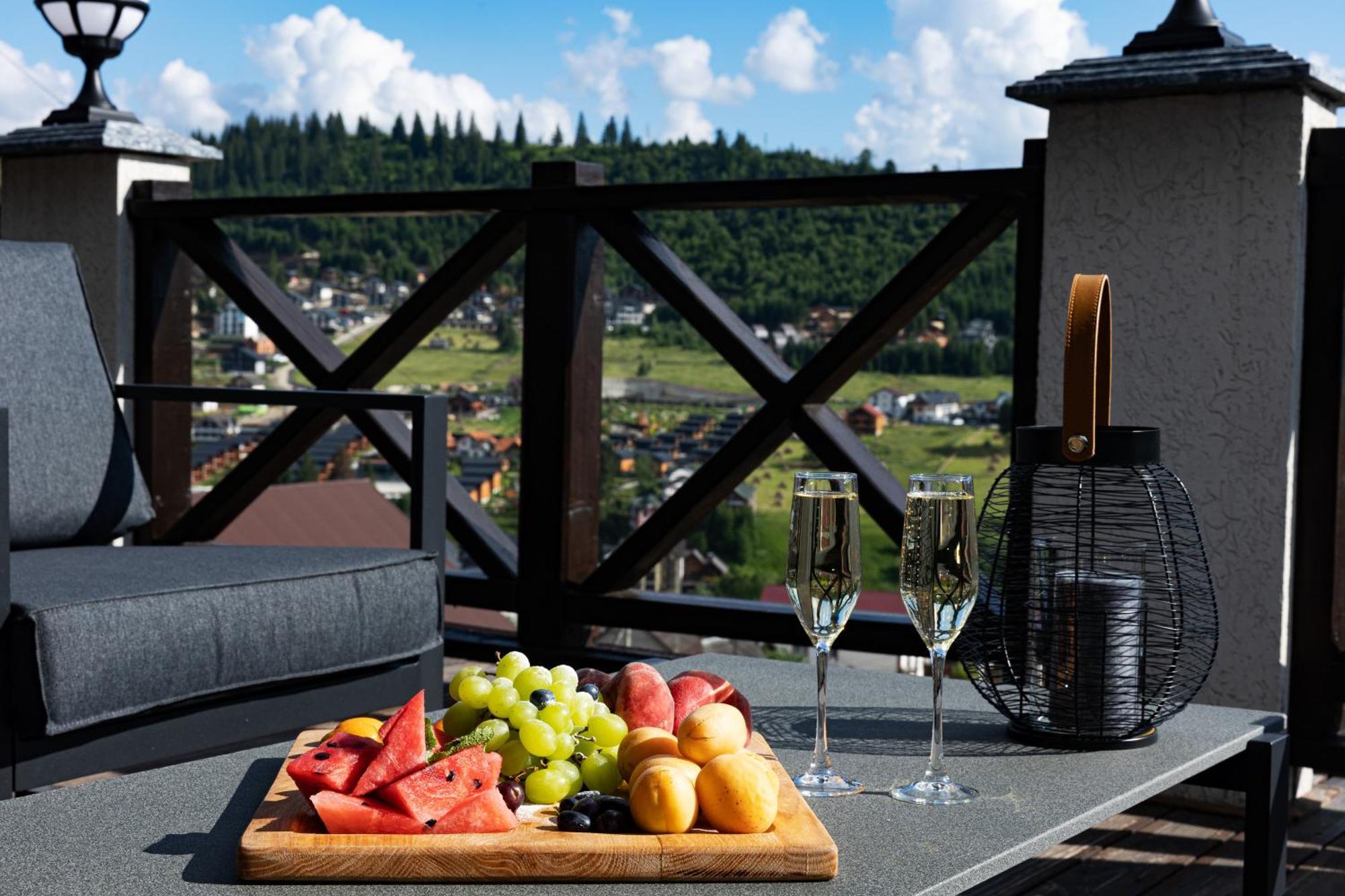 Svoi Hotel Palyanytsya Bagian luar foto